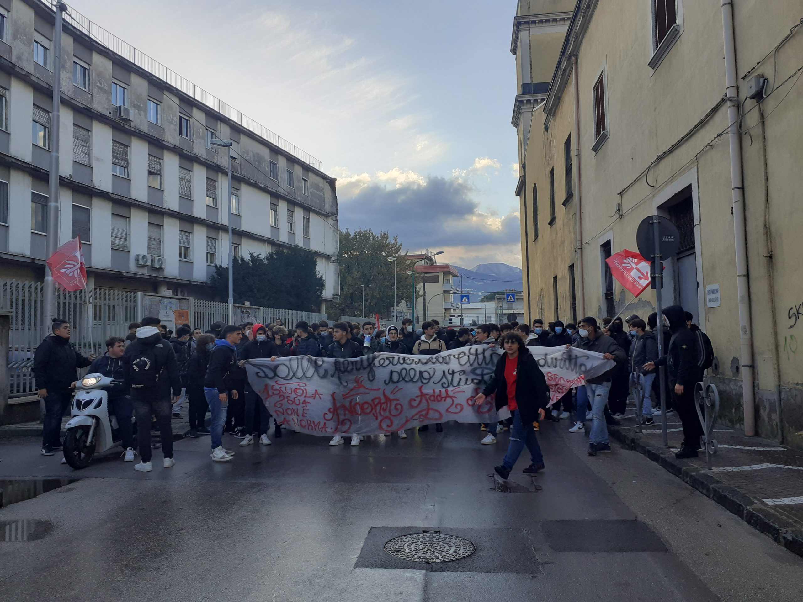 Scafati: studenti “I.I.S. Pacinotti” in piazza contro precaria sicurezza scolastica