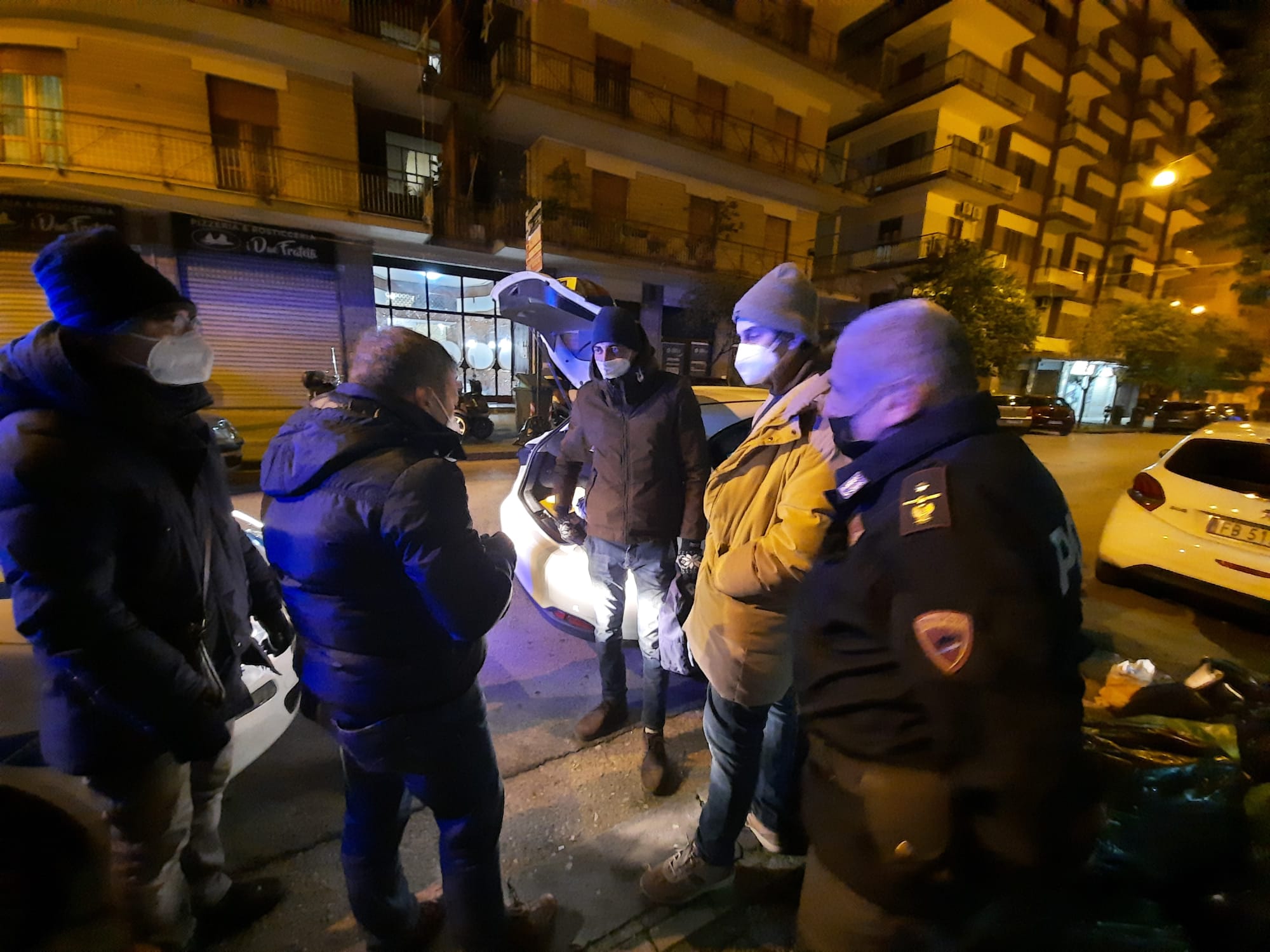 Salerno: operazione marciapiedi puliti, 5 extracomunitari sorpresi a rovistare tra rifiuti