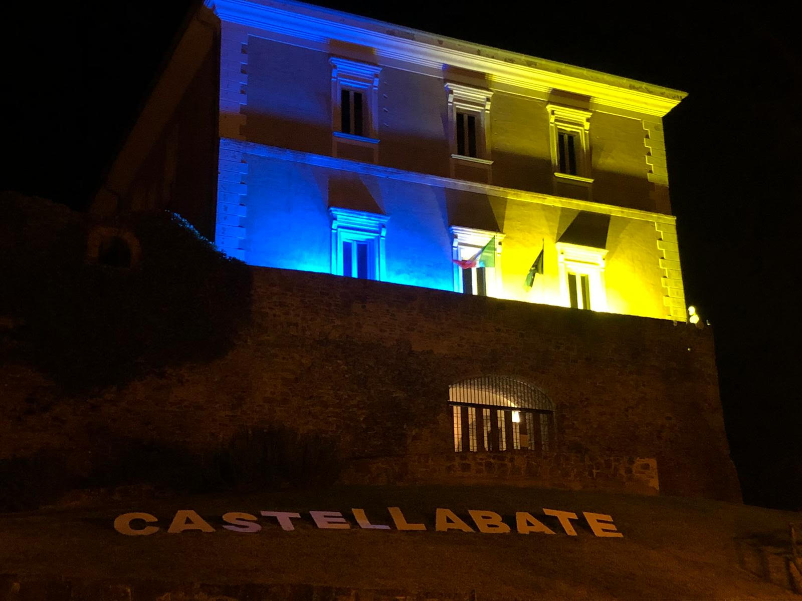 Castellabate: vicini ad Ucraina, Castello dell’Abate in blu e giallo