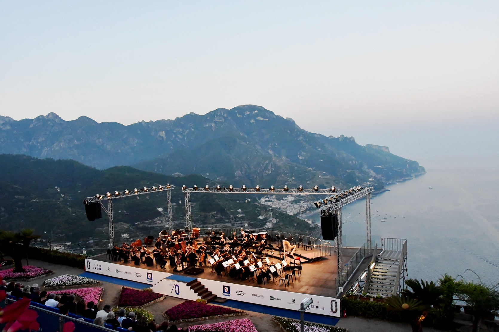 Fondazione Ravello: caos voli in Germania, cancellato concerto con Orchestra Sinfonica Radio di Berlino diretta da Vladimir Jurowski