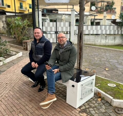 Pellezzano: Natale smart-city, installate 2 panchine smart 
