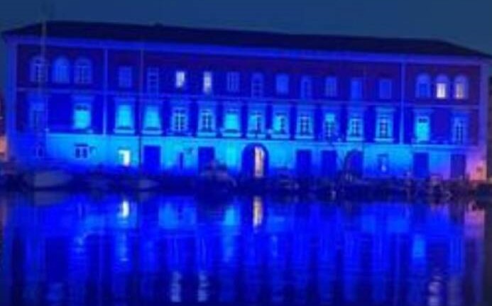 Napoli: Marina Militare, sede del Quartier generale illuminata di Azzurro