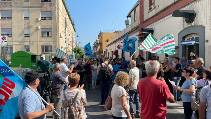 Nocera Inferiore: Diritto alla Cura, fermata deportazione disabili gravi in RSA, 300 persone in piazza tra tanti Sindaci e politici