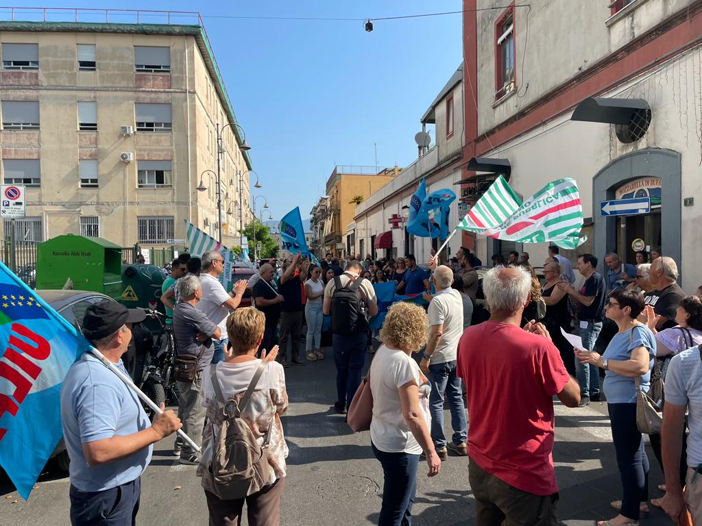 Nocera Inferiore: Diritto alla Cura, fermata deportazione disabili gravi in RSA, 300 persone in piazza tra tanti Sindaci e politici