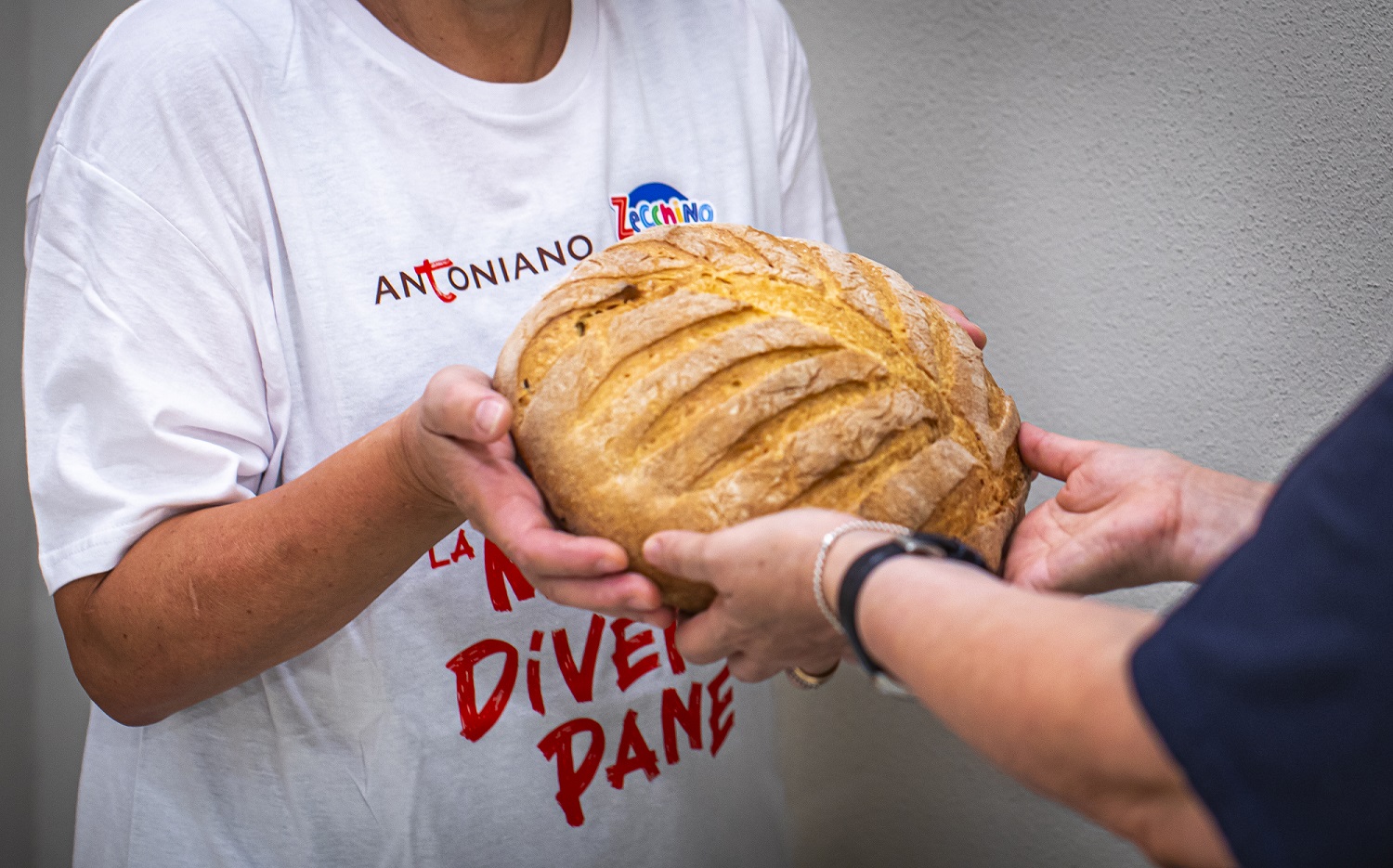 Cava de’ Tirreni: frati e volontari in strada a distribuire pane fresco, iniziativa d’ Antoniano 