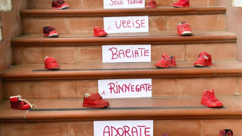 Montecorvino Rovella: Giornata violenza alle donne, scarpette rosse su scala micronido comunale