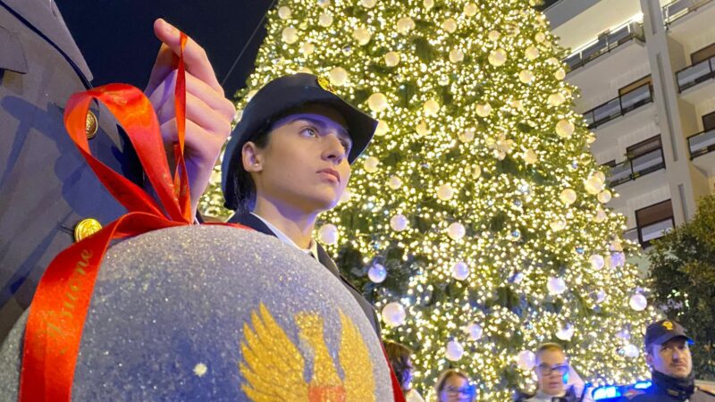 Salerno: su albero di Natale in piazza Portanova colori della Polizia di Stato