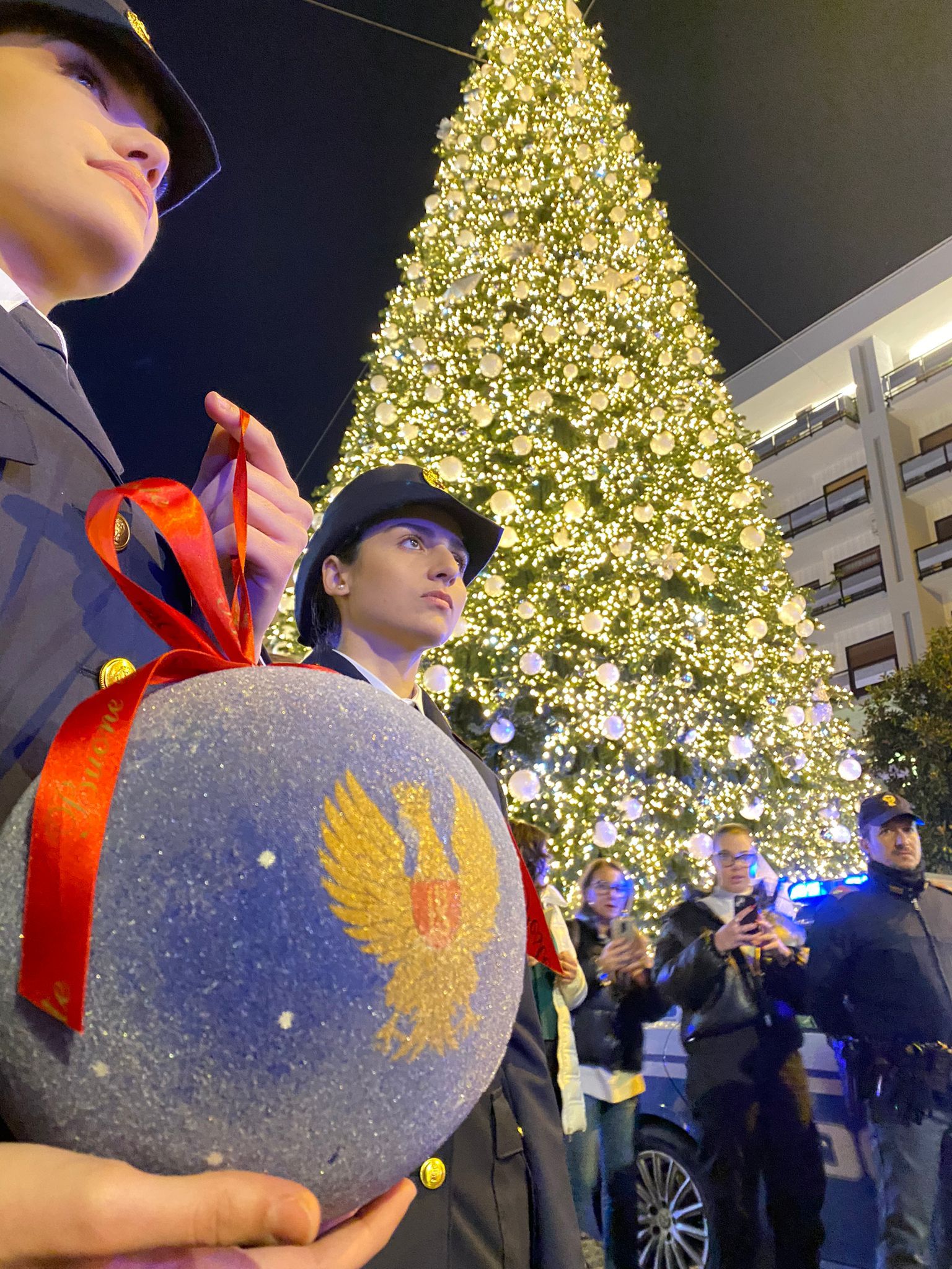 Salerno: su albero di Natale in piazza Portanova colori della Polizia di Stato