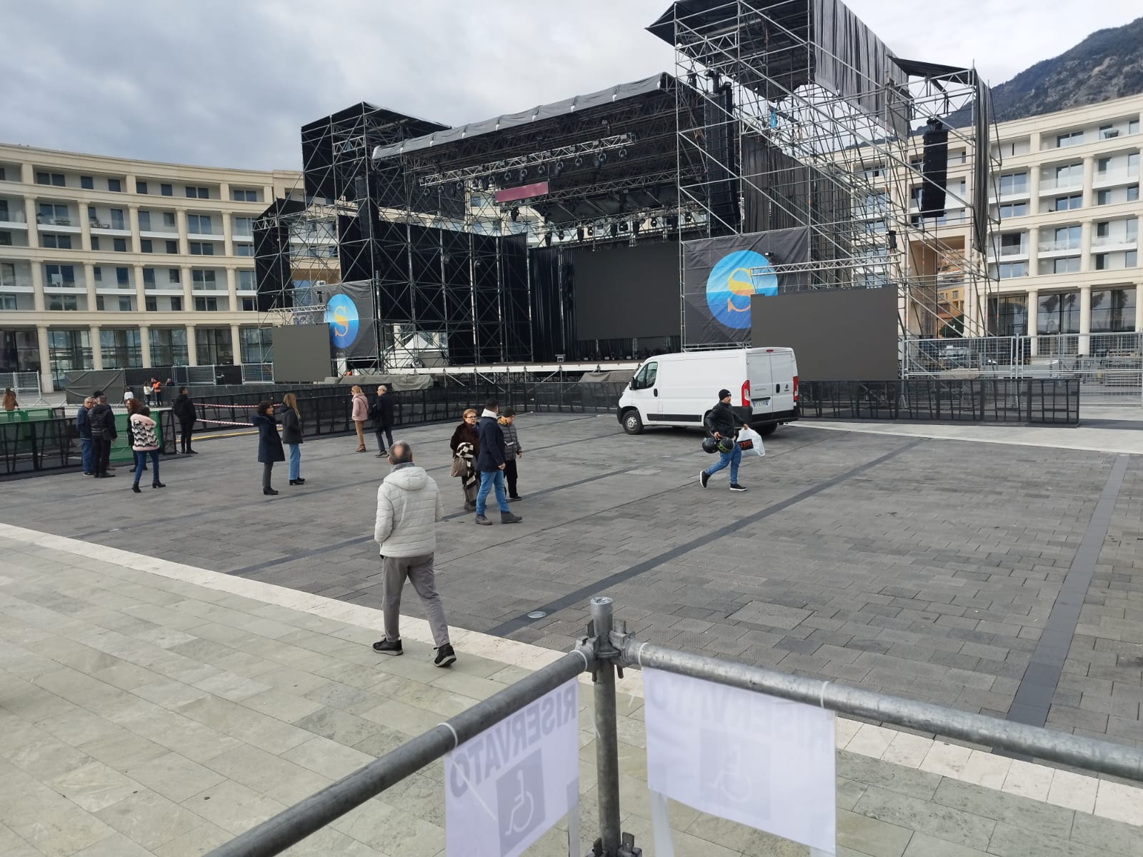 Salerno: Piazza della Libertà, passeggiata esterna, locali aperti