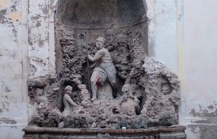 Salerno: Palazzo Ruggi e la fontana del Nettuno       