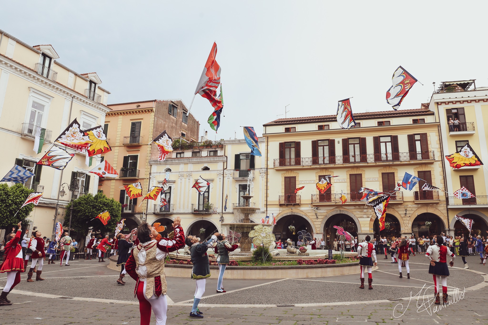 Cava de’ Tirreni: sbandieratori aretini, gemellaggio con cavensi