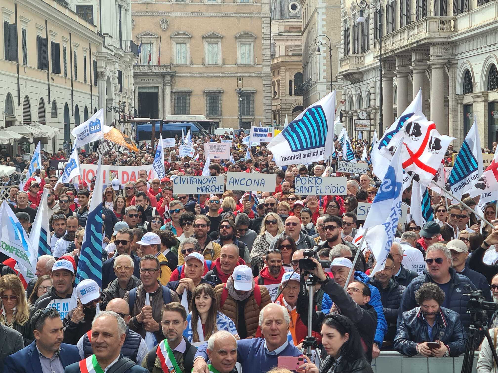 Roma: Balneari, oltre 5000 in corteo a difesa aziende e lavoro
