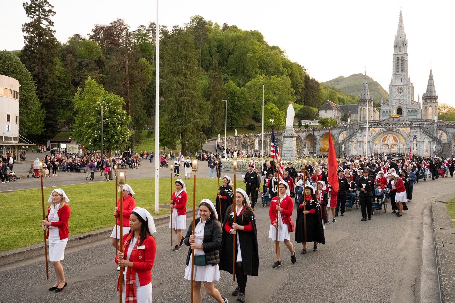 Lourdes: Maggio con Vergine Maria, pellegrinaggi ed incontri