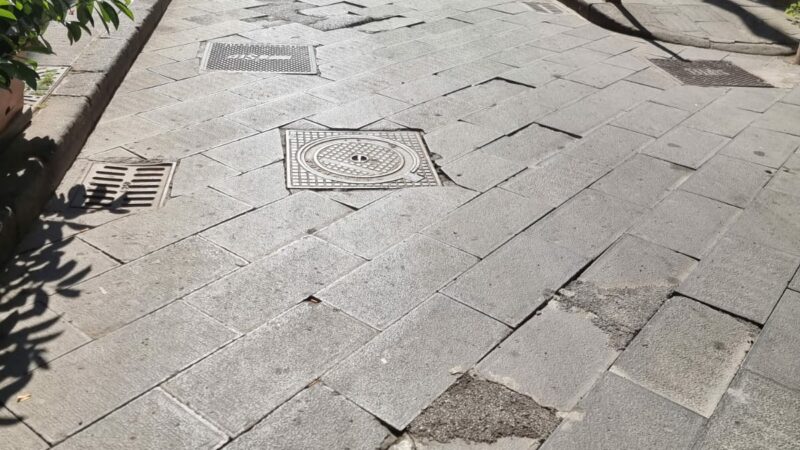 Salerno: pavimentazione stradale dissestata in zona movida e centro storico, consigliere comunale Pessolano “S’ intervenga”
