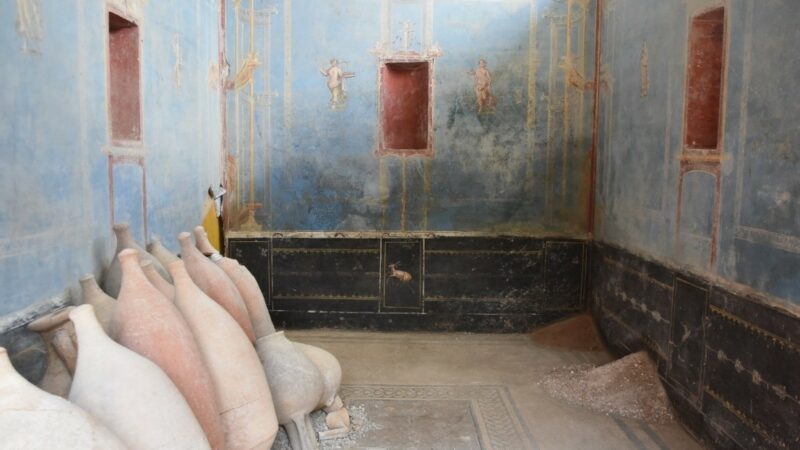 Pompei: scavi nella Regio IX, sacrario con pareti blu