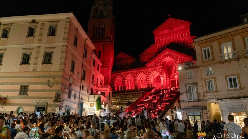 Amalfi: Ferragosto tra ritmi irresistibili e show incandescenti in Piazza Duomo