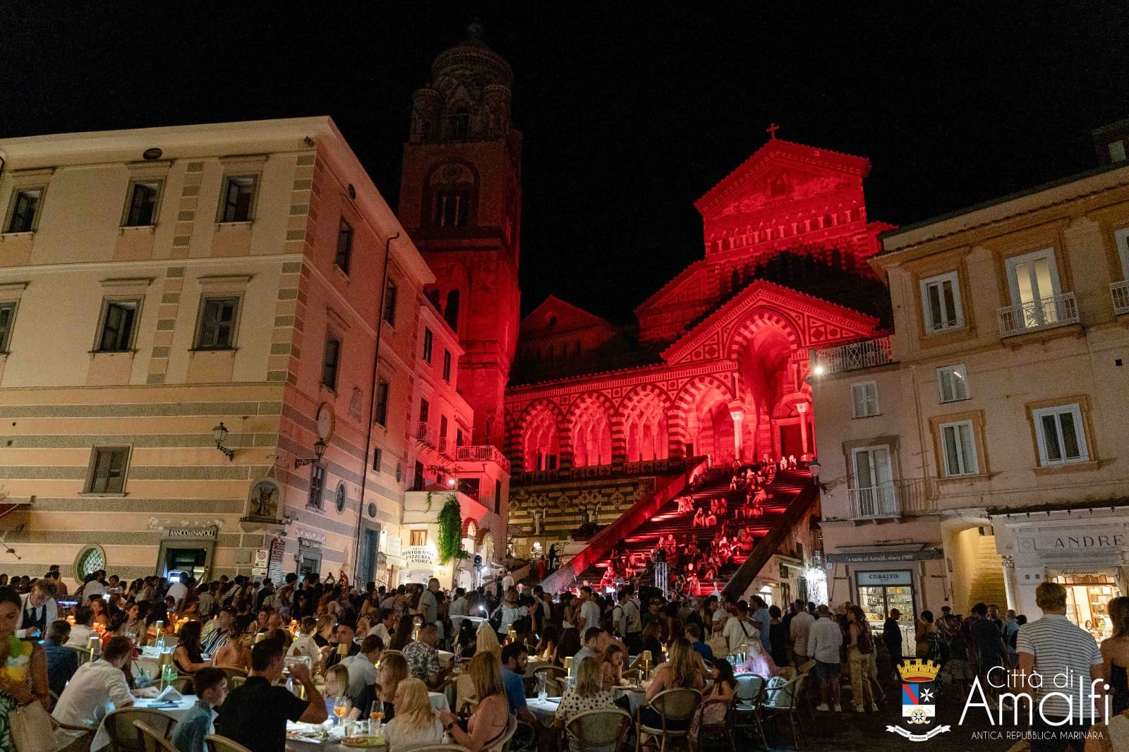 Amalfi: Ferragosto tra ritmi irresistibili e show incandescenti in Piazza Duomo