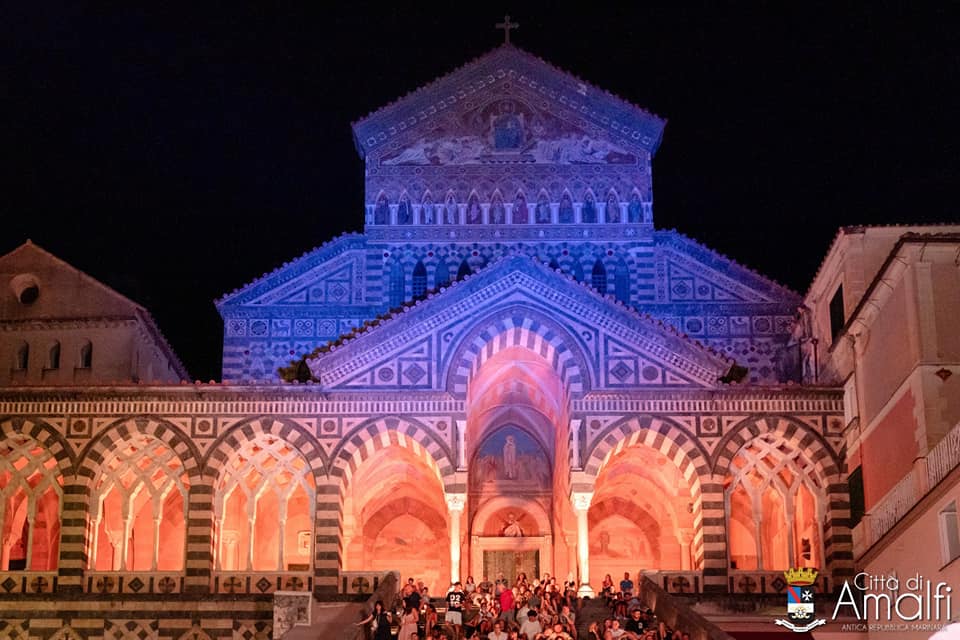 Amalfi: sound di Paolo Belli e sua Big Band, concerto in Piazza Municipio