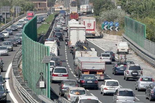 Bracigliano: Gruppo comunale “Radici”, priorità 3^ corsia su raccordo SA – AV