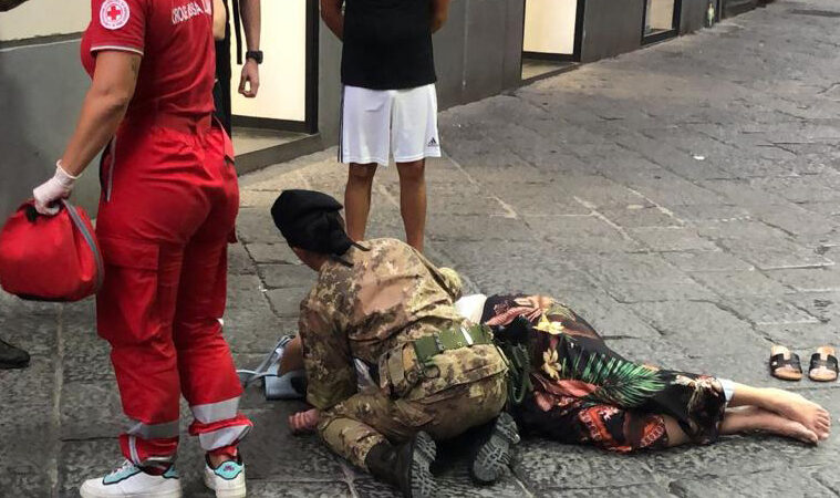 Salerno: militari dell’Esercito salvano donna colpita da malore