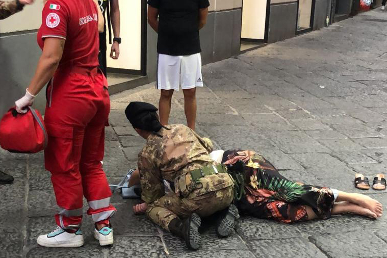 Salerno: militari dell’Esercito salvano donna colpita da malore