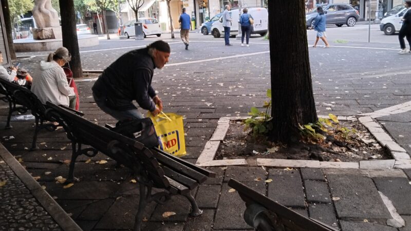 Salerno: rione Carmune, Piazzetta Bolognini nel degrado dei clochards!