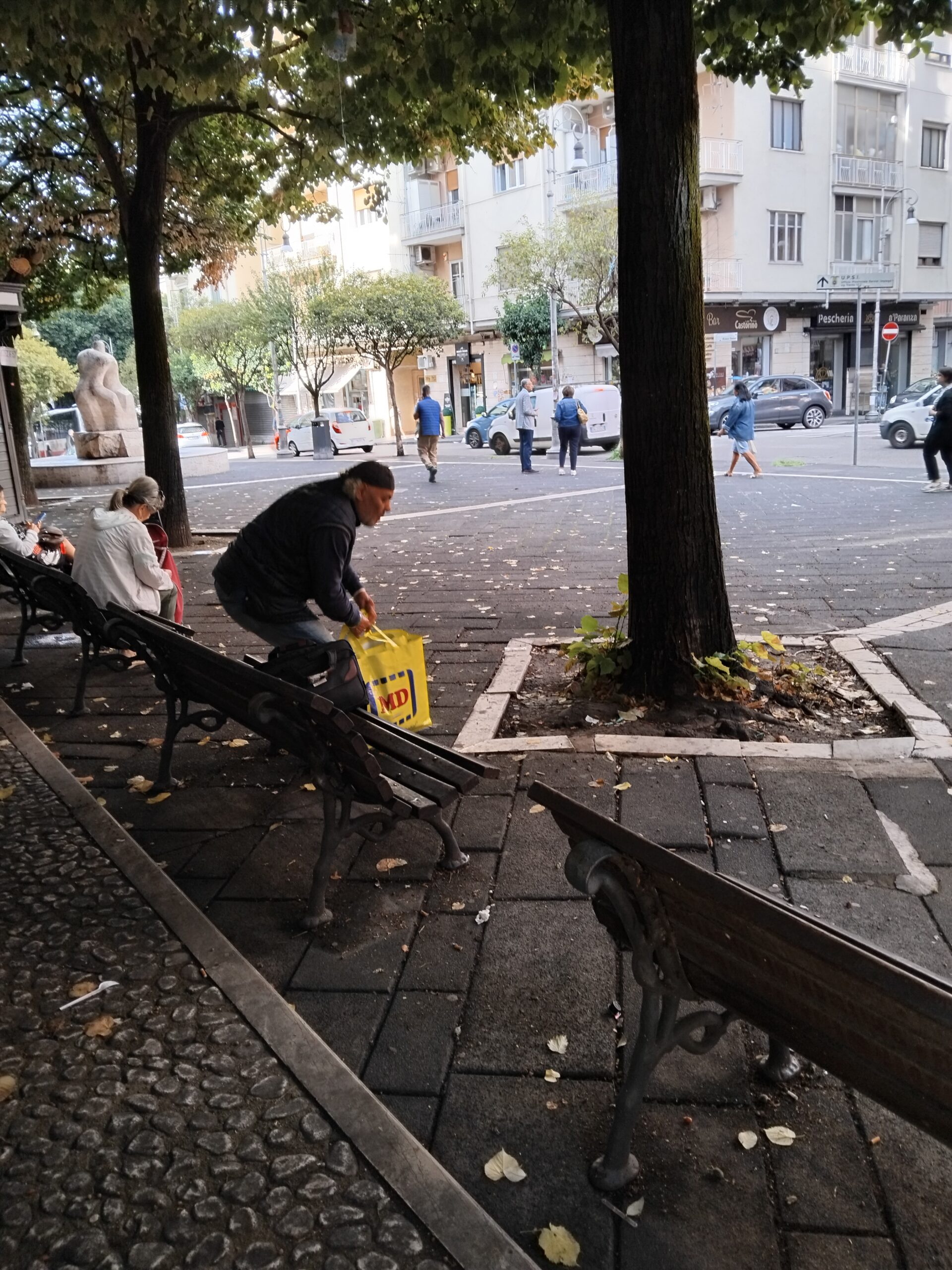 Salerno: rione Carmune, Piazzetta Bolognini nel degrado dei clochards!