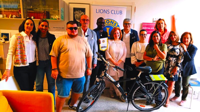 Eboli: Lions Club, I service dell’anno su migranti ed educazione stradale, ad Associazione Dunyaa bicicletta con catarifrangenti