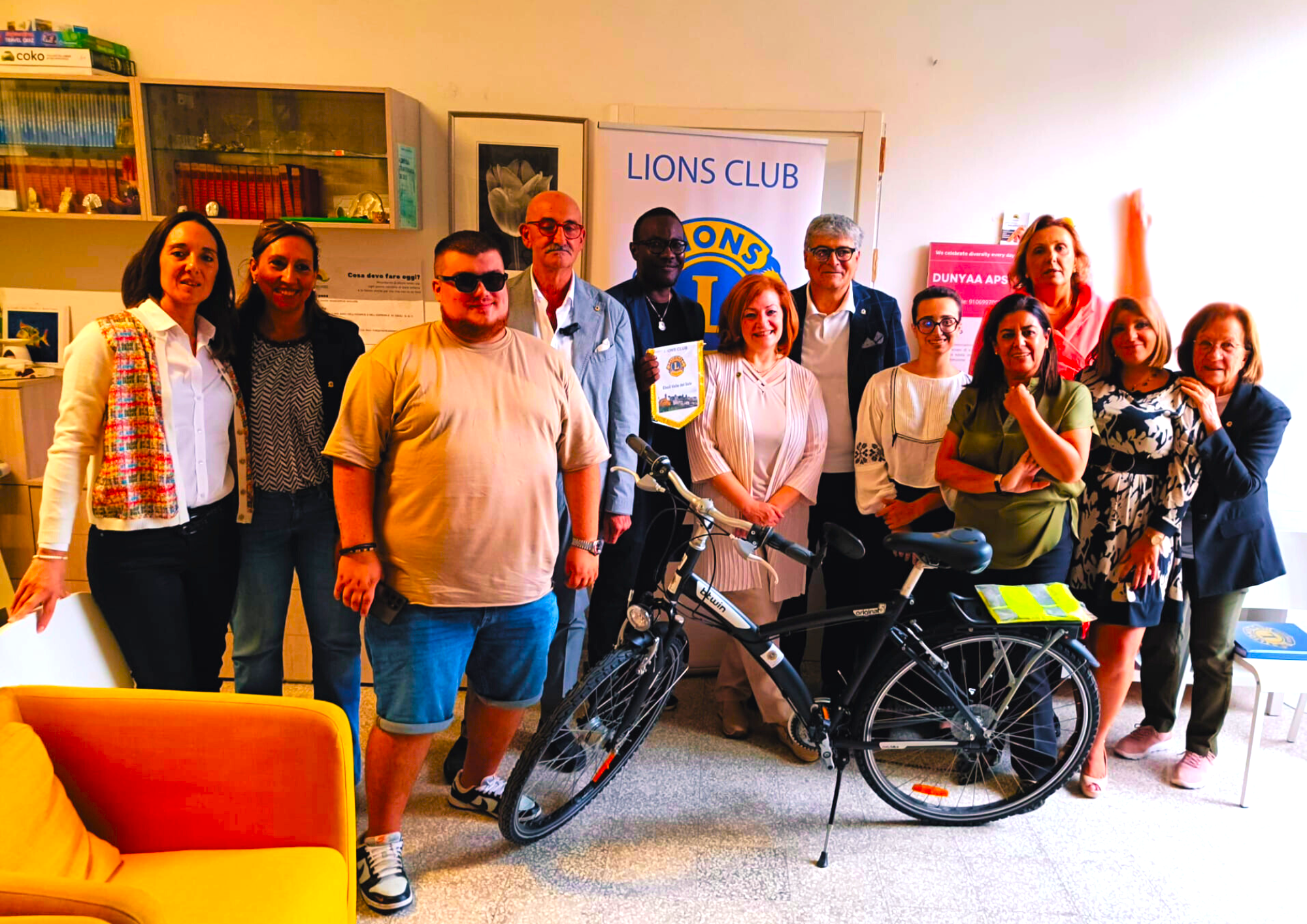 Eboli: Lions Club, I service dell’anno su migranti ed educazione stradale, ad Associazione Dunyaa bicicletta con catarifrangenti