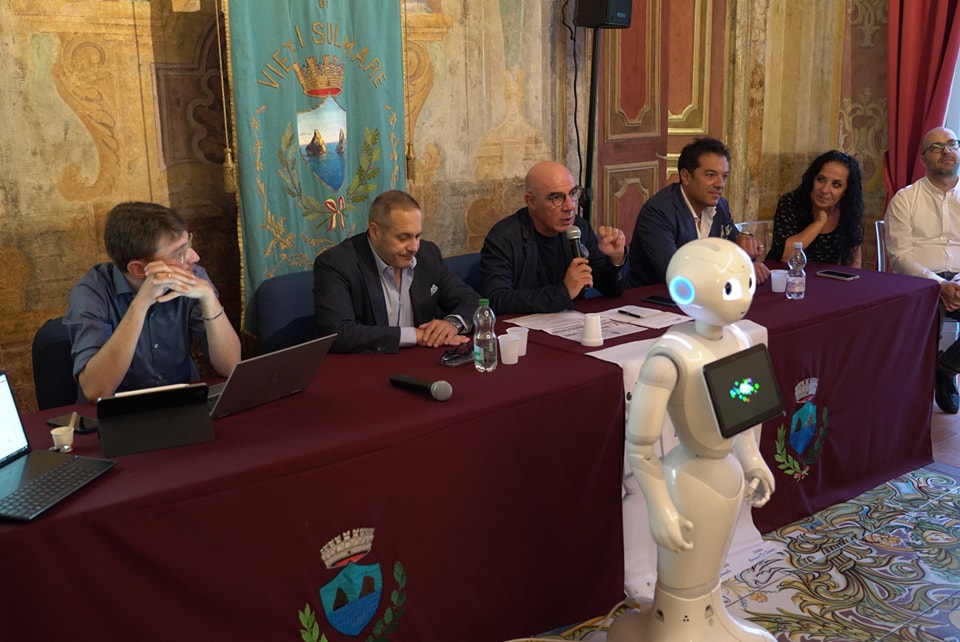 Vietri sul Mare: svolto simposio “La Robotica Sociale – dinamiche e interazioni” con Pepper  