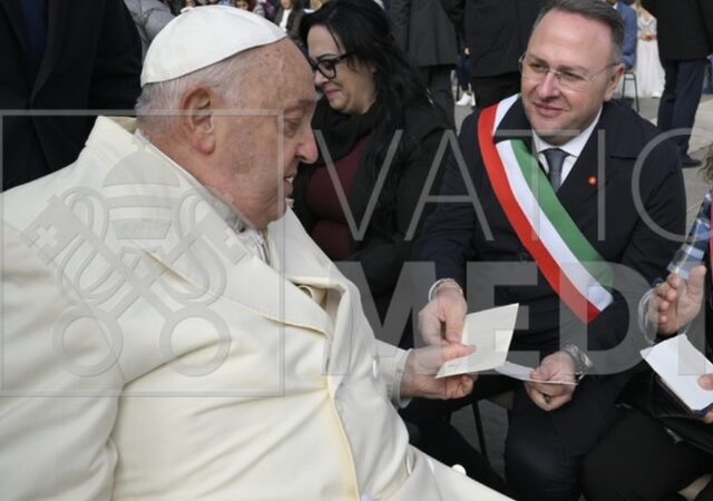 Pellezzano: udienza in Vaticano, Bergoglio nel ricordo di Alessandro Farina regala a Sindaco Morra e sorella Tiziana suo zucchetto papale