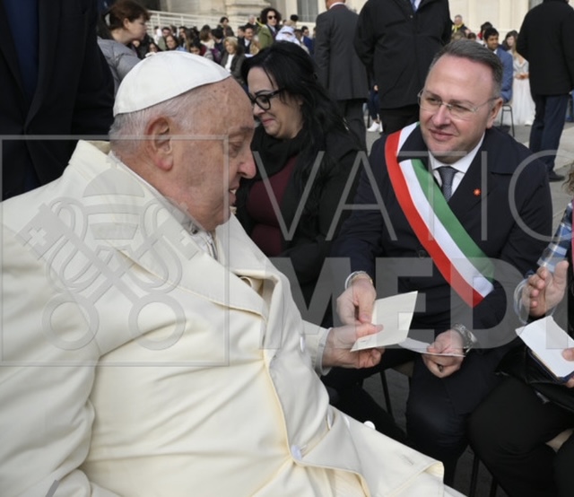 Pellezzano: udienza in Vaticano, Bergoglio nel ricordo di Alessandro Farina regala a Sindaco Morra e sorella Tiziana suo zucchetto papale