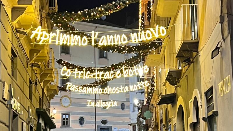 Amalfi: canzone “de Lo Capo d’Anno” luminaria di Natale