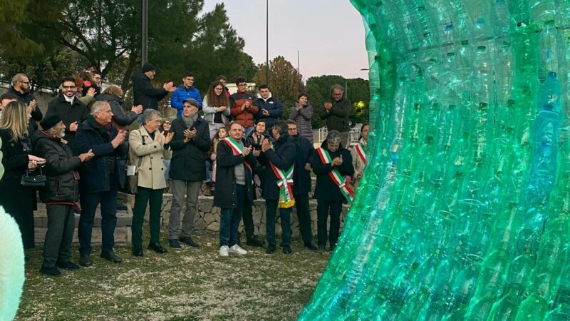 Mattinata: Fondazione Vassallo, inaugurata ‘La grande onda’, opera di 2500 bottiglie in plastica dedicata a Sindaco Pescatore 