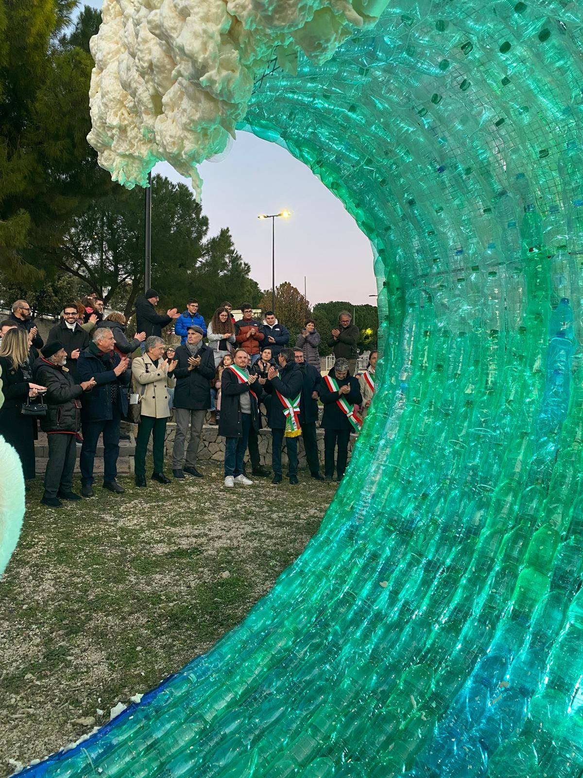 Mattinata: Fondazione Vassallo, inaugurata ‘La grande onda’, opera di 2500 bottiglie in plastica dedicata a Sindaco Pescatore 