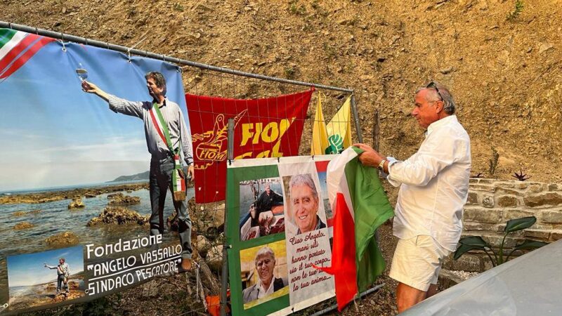 Pollica: Fondazione Vassallo “Denunciamo scempio dove ucciso Angelo, rimosso ulivo, cancellati  simboli, piantato banano”