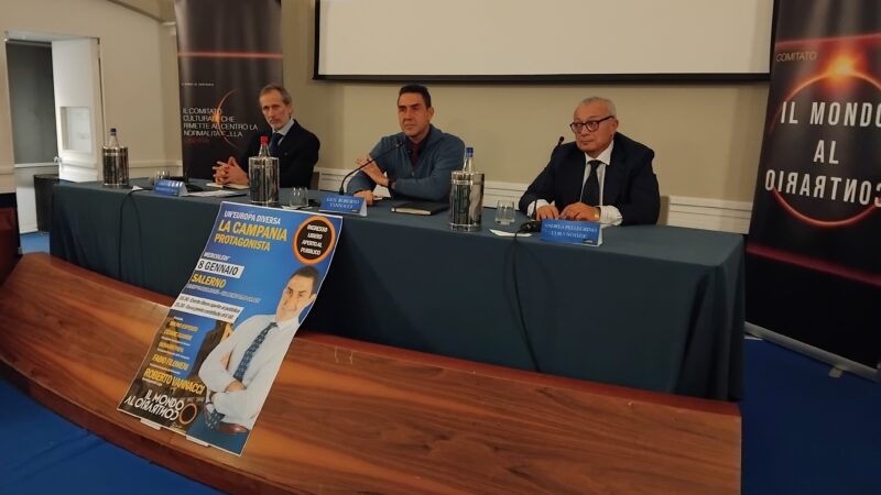 Vietri sul Mare: bagno di folla all’incontro del “Il mondo al contario” con gen. Roberto Vannacci, eurodeputato