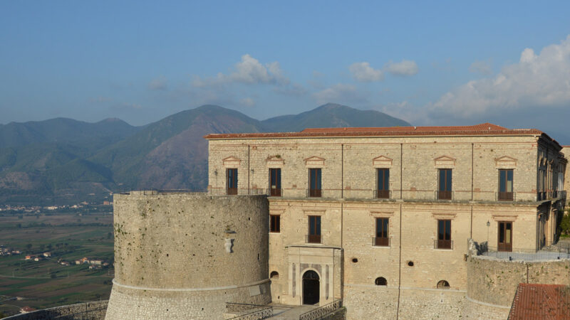 Teggiano: Teatro, a Palazzo Macchiaroli “Concerto Blu”, omaggio a Domenico Modugno