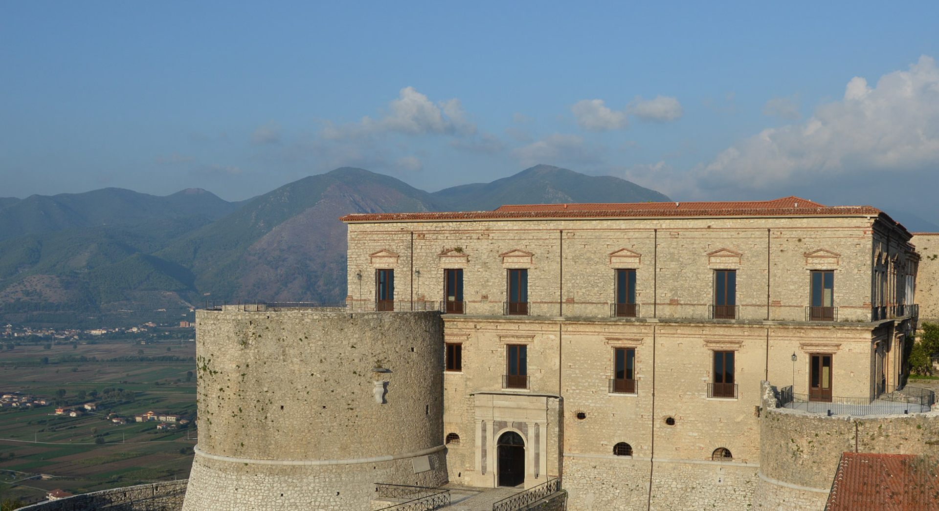 Teggiano: Teatro, a Palazzo Macchiaroli “Concerto Blu”, omaggio a Domenico Modugno