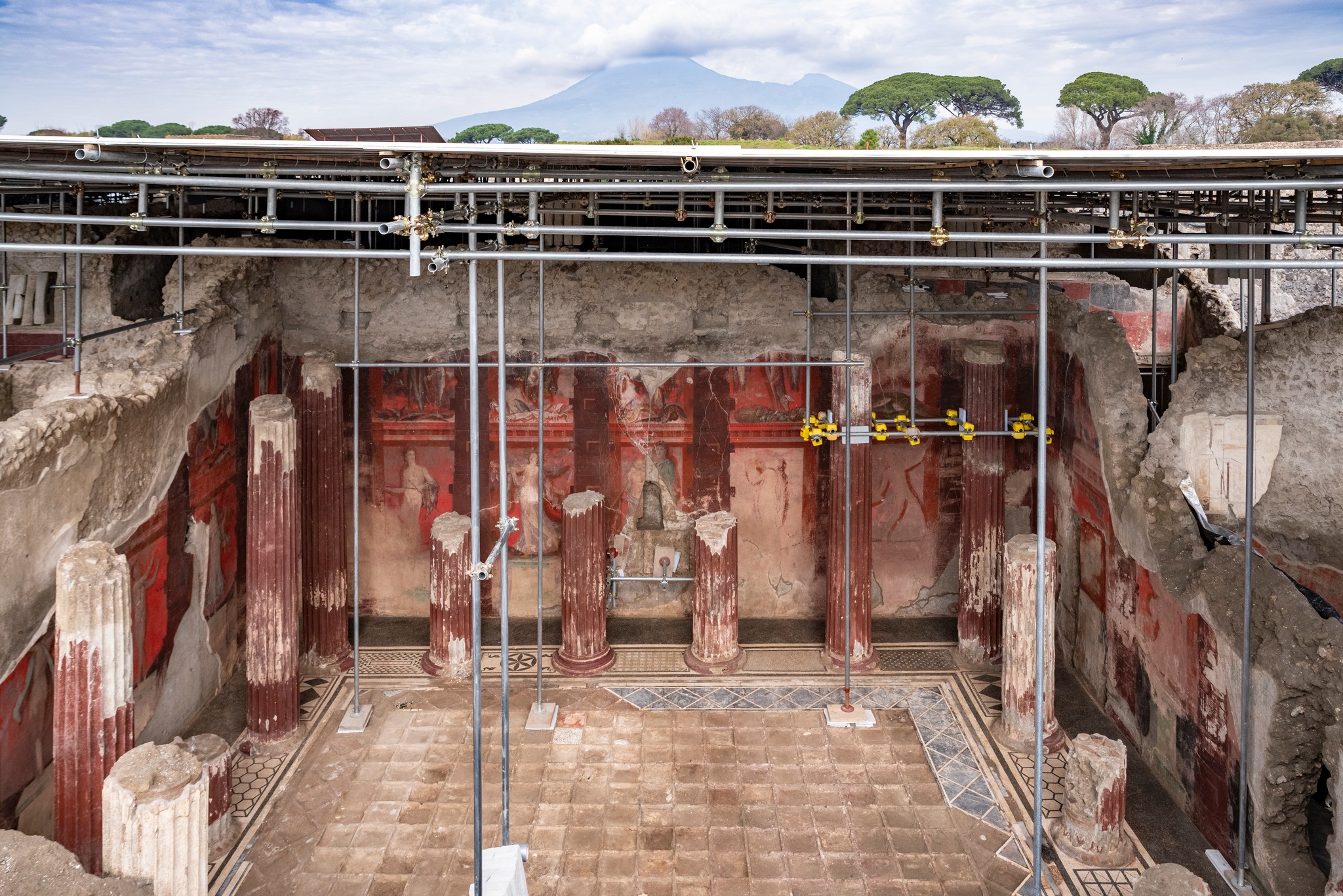 Pompei: Parco Archeologico, emerge sala affrescata con iniziazione a misteri e corteo di Dioniso