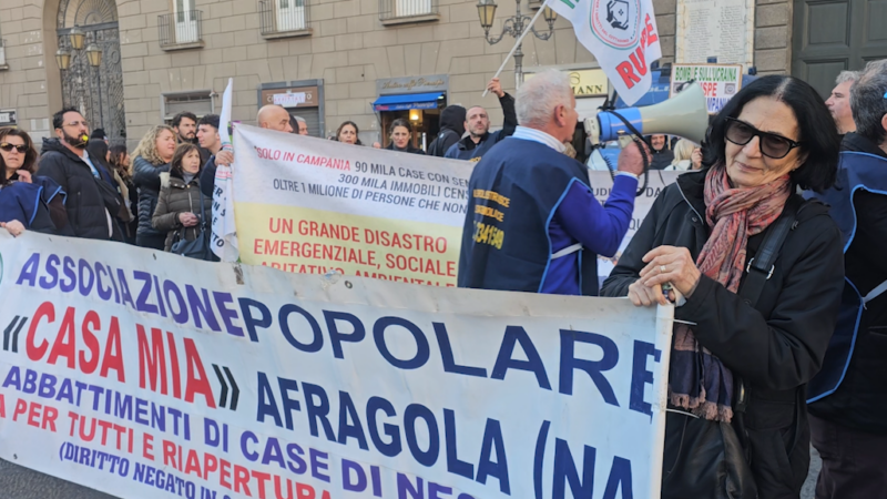 Napoli: protesta in Piazza contro abbattimenti case di necessità