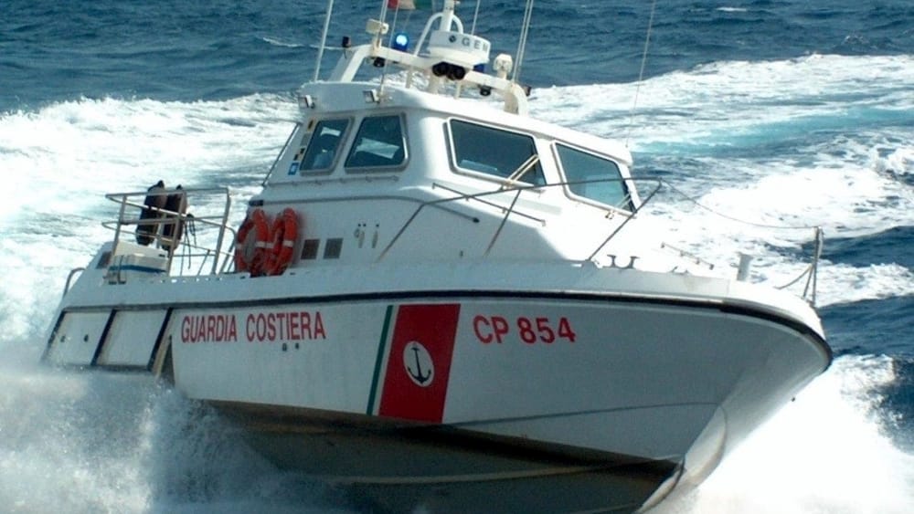 Salerno: Capitaneria di Porto, soccorsi 2 diportisti a bordo di Belly Boat nel litorale di Eboli