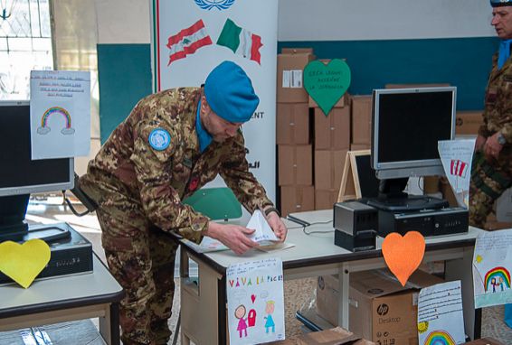 Libano: contingente militare italiano di Unifil -Associazione Ampio Raggio, a Scuola Pubblica di Tiro materiale scolastico e pc